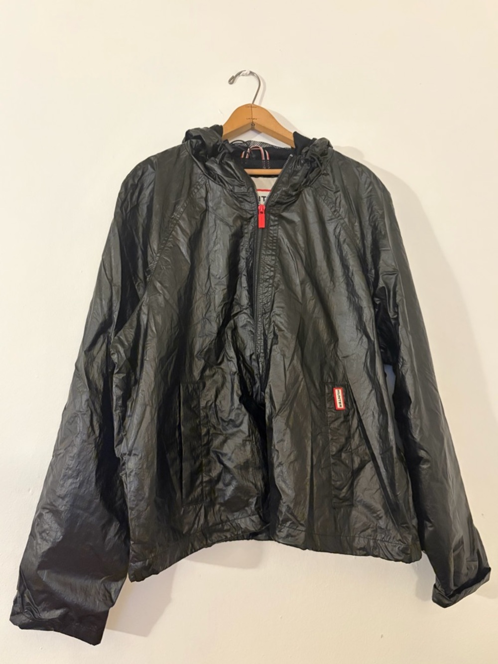 New Hunter Men's Black Jay crinkle water resistant Windbreaker with Red zipper.